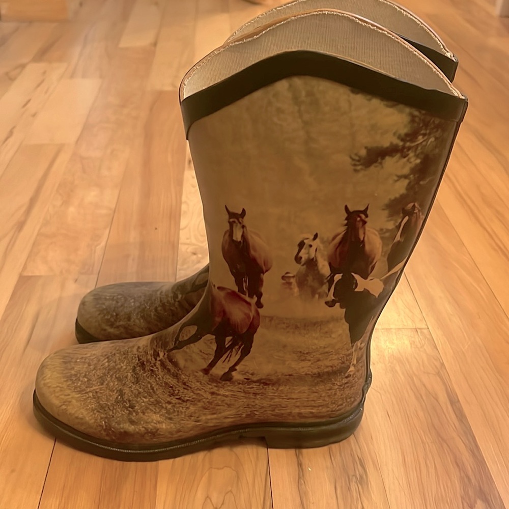 Women’s rain boots SZ 8M. Excellent condition. Horses.